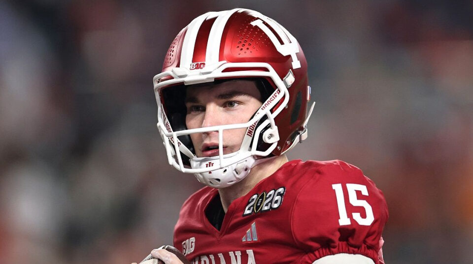 Fernando Mendoza gana en Miami, su ciudad natal, y corona campeón a Indiana en fútbol estudiantil