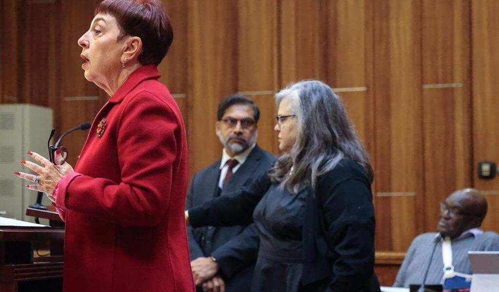 Madre de niña abandonada para ser asesinada por caimanes testifica sobre los horrores que vio