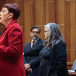 Madre de niña abandonada para ser asesinada por caimanes testifica sobre los horrores que vio