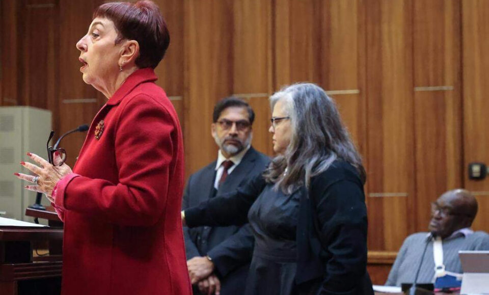 Madre de niña abandonada para ser asesinada por caimanes testifica sobre los horrores que vio