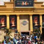 La familia de la mujer que murió después de subirse a la montaña rusa Mummy de Universal contrata al abogado Crump