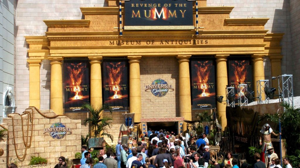 La familia de la mujer que murió después de subirse a la montaña rusa Mummy de Universal contrata al abogado Crump