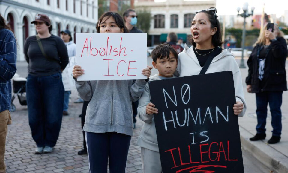 Vídeos del tiroteo mortal en Minneapolis contradicen las declaraciones del gobierno