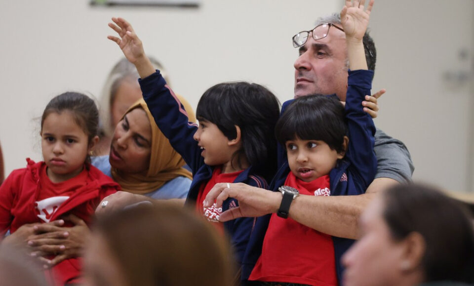 Los padres expresan su frustración por el cierre planificado de escuelas en Orange