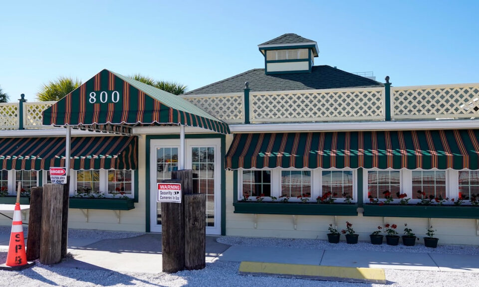 El restaurante Pass-a-Grille, Seahorse, reabrirá después de los huracanes