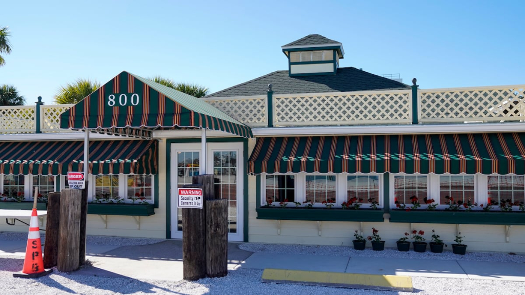 El restaurante Pass-a-Grille, Seahorse, reabrirá después de los huracanes