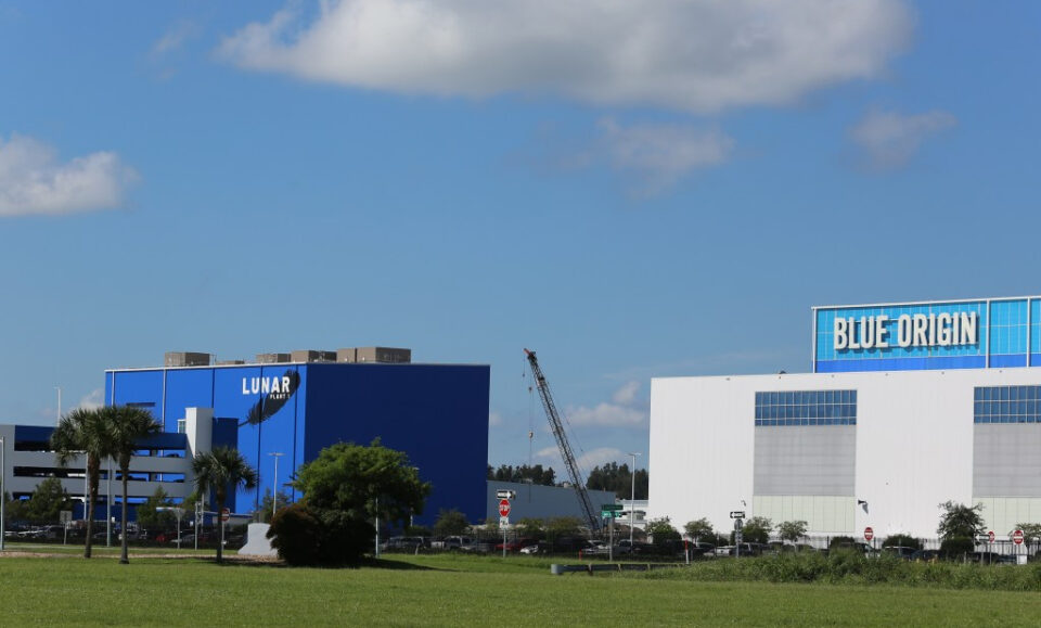 Cientos de personas buscan respuestas a los planes de aguas residuales de Blue Origin para Indian River Lagoon