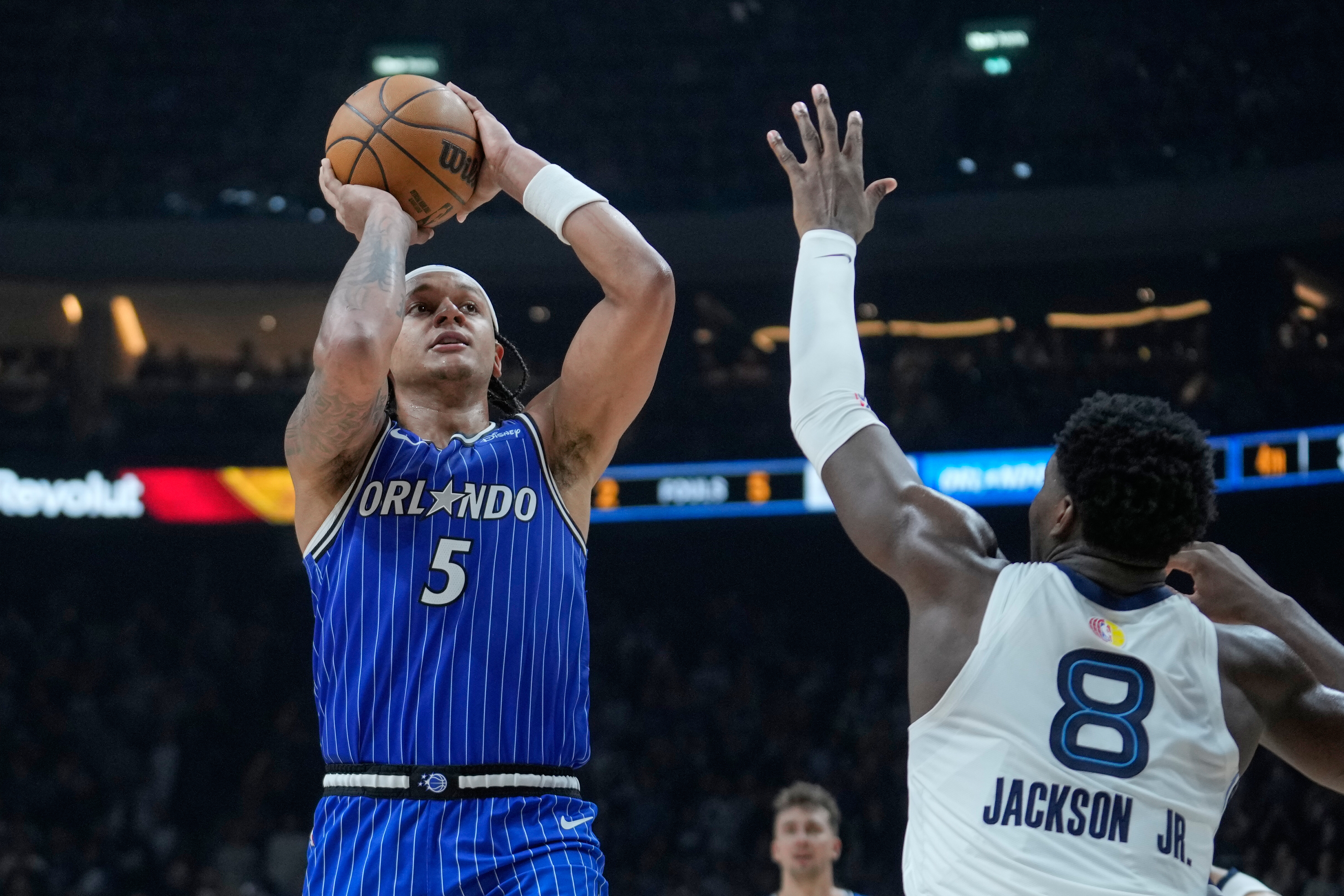 El delantero del Orlando Magic, Paolo Banchero (5), dispara durante un partido de baloncesto de la NBA entre Orlando Magic y Memphis Grizzlies en Berlín, Alemania, el jueves 15 de enero de 2026. (Foto AP/Ebrahim Noroozi)