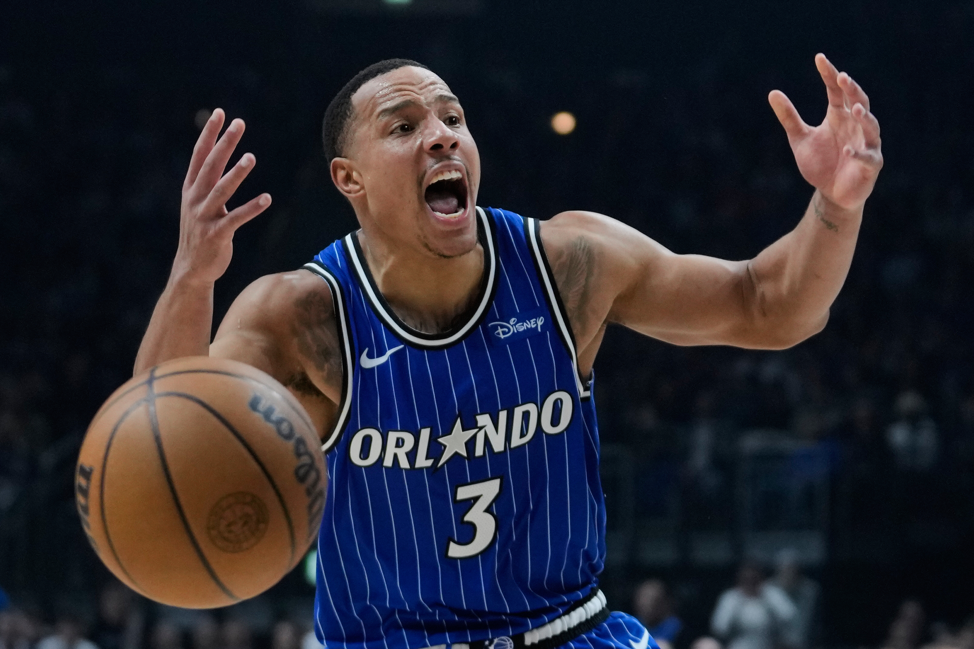 El escolta del Orlando Magic, Desmond Bane (3), reacciona durante un partido de baloncesto de la NBA entre Orlando Magic y Memphis Grizzlies en Berlín, Alemania, el jueves 15 de enero de 2026. (Foto AP/Ebrahim Noroozi)