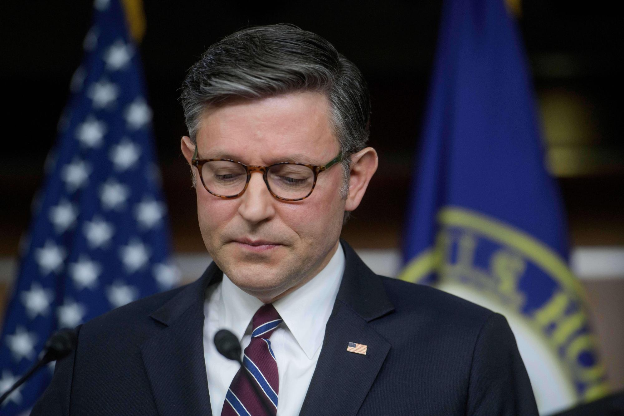 El presidente de la Cámara de Representantes, Mike Johnson, republicano por Luisiana, habla durante una conferencia de prensa.