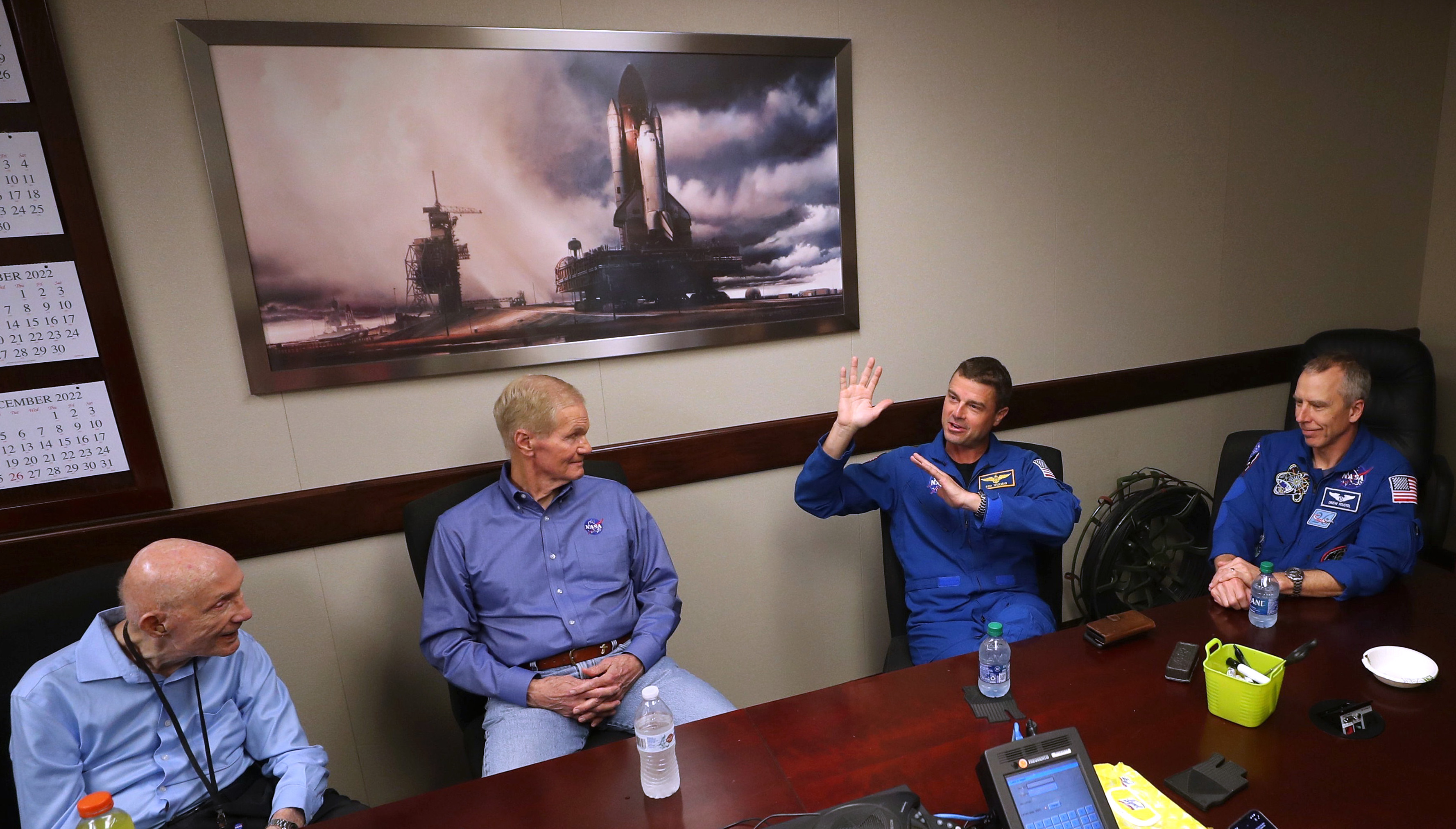 De izquierda a derecha, el general Thomas Stafford, ex astronauta del Apolo 10, el administrador de la NASA Bill Nelson, el astronauta de la NASA Reid Wiseman y el astronauta de la NASA Drew Feustel hablan con los medios de comunicación en el Centro Espacial Kennedy el jueves 17 de marzo de 2022. (Tomás Diniz Santos/Orlando Sentinel)