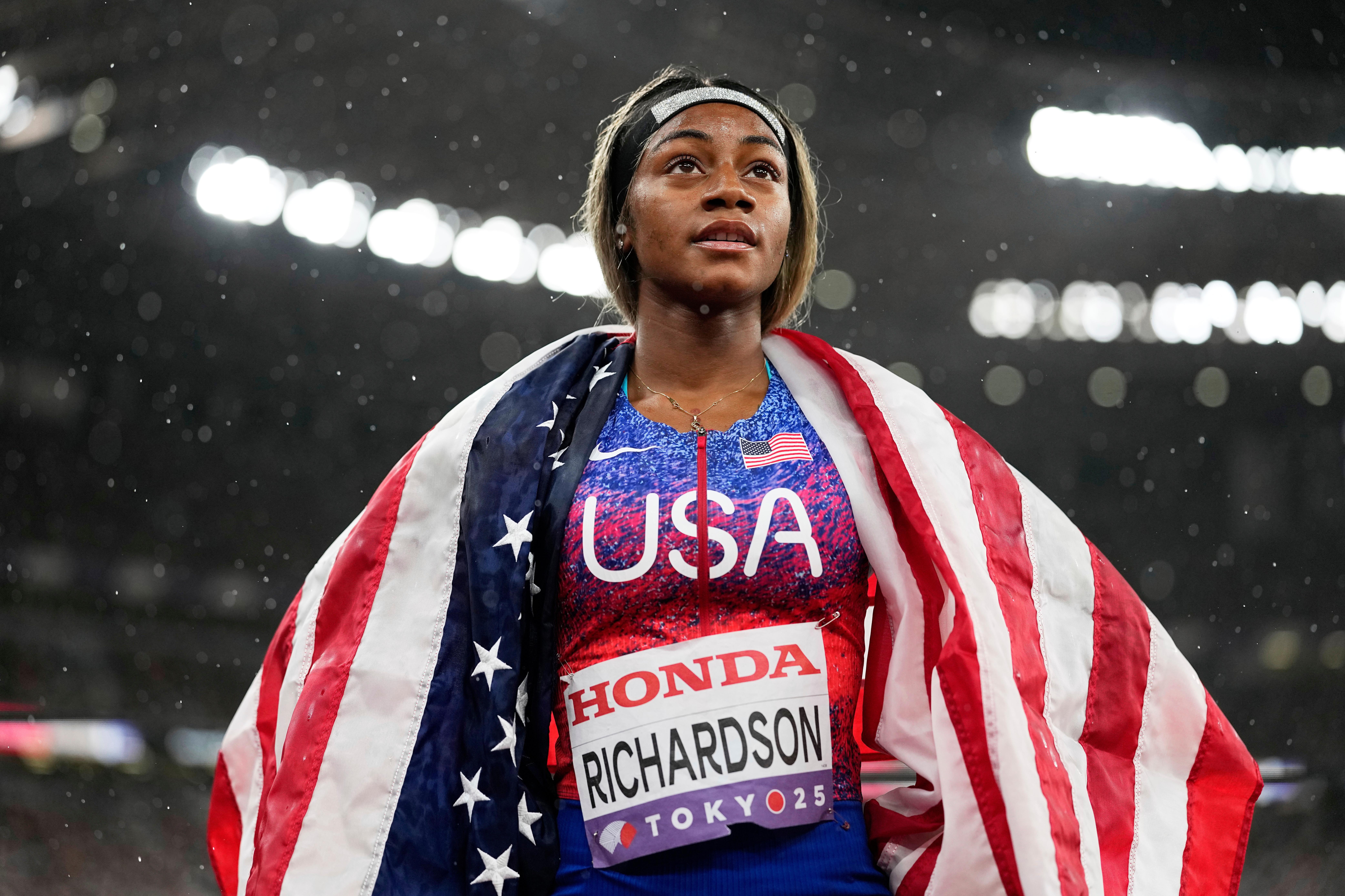 ARCHIVO - La estadounidense Sha'Carri Richardson observa después de ganar la medalla de oro en el relevo femenino de 4 x 100 metros en el Campeonato Mundial de Atletismo en Tokio, el 21 de septiembre de 2025. (Foto AP/Matthias Schrader, archivo)
