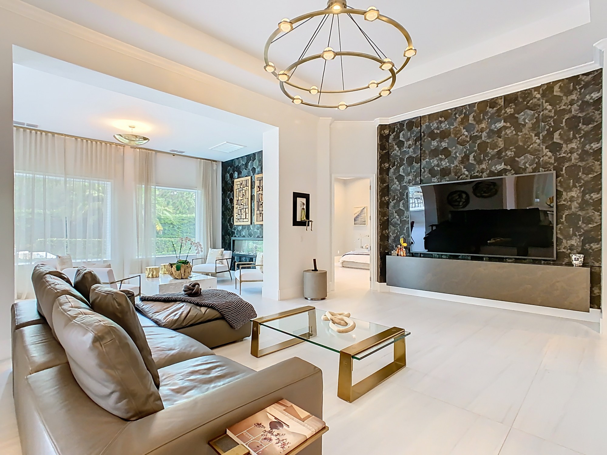 El papel tapiz de diseño y la iluminación de Restoration Hardware acentúan la sala familiar y la sala Florida, que da al patio trasero. (Foto de Tyto Media)