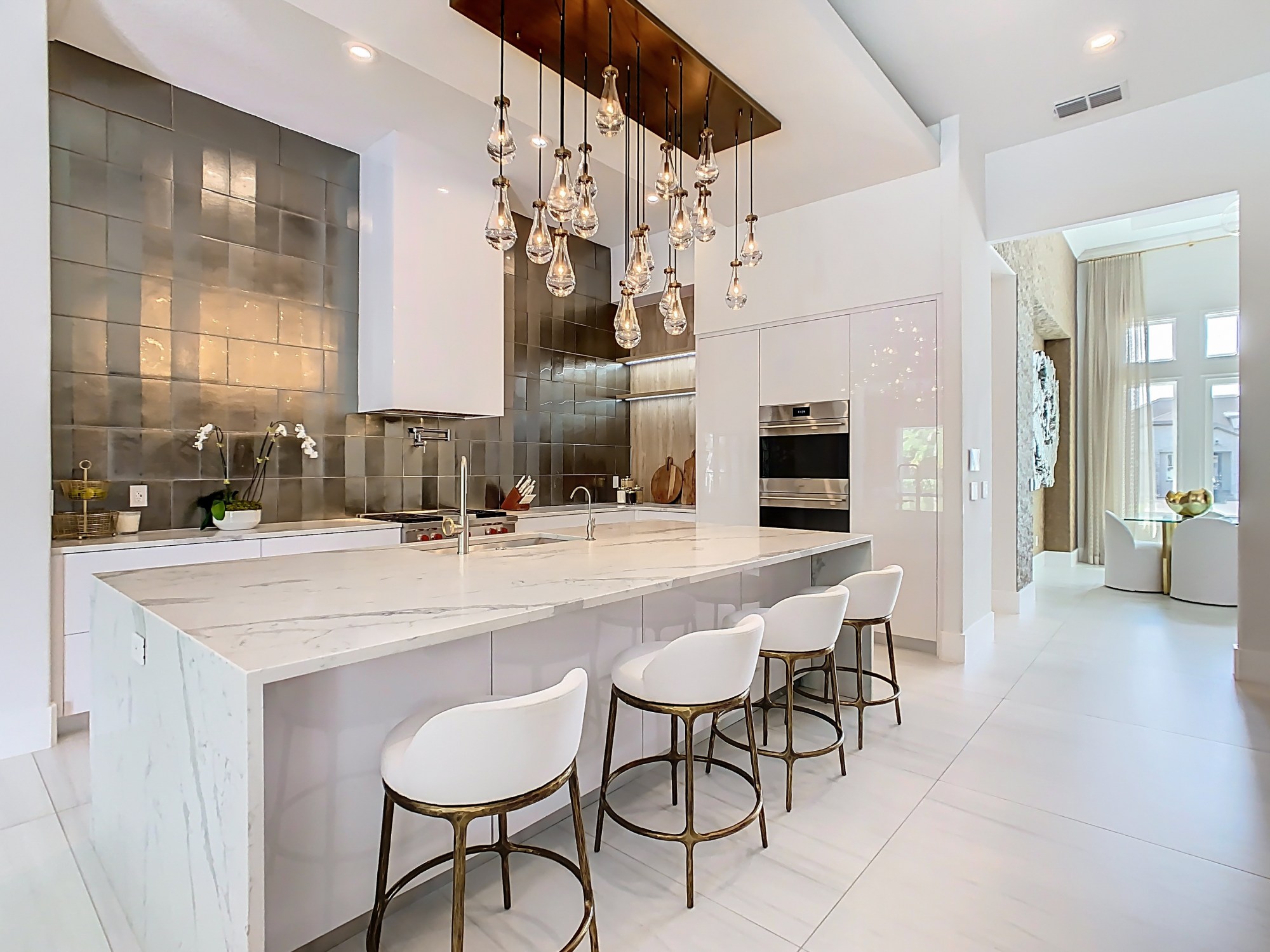 Parte de la renovación implicó reubicar la cocina y agregar electrodomésticos de primera línea, como Wolf y SubZero. (Foto de Tyto Media)