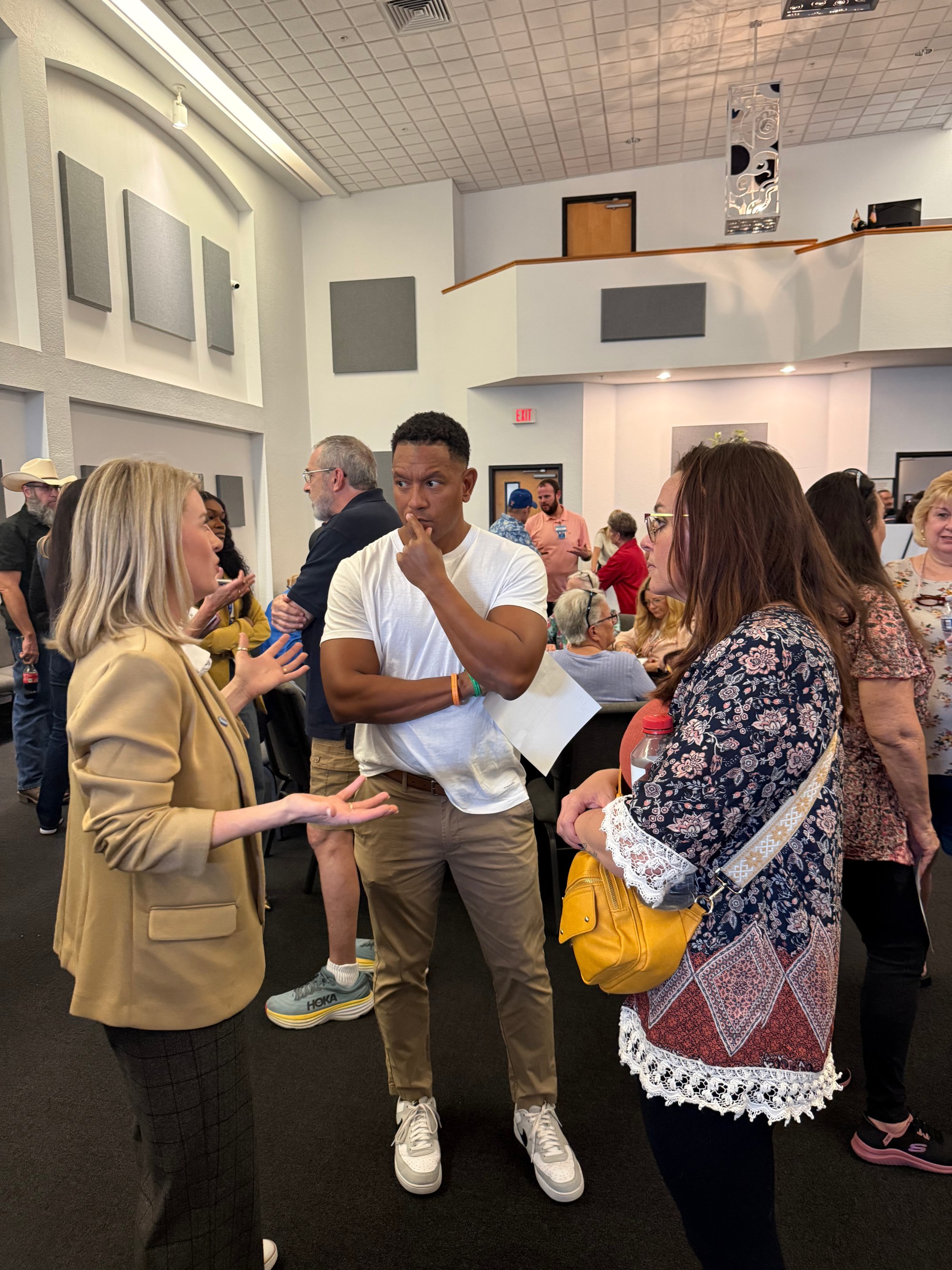 Bethany McAlister, directora de Gobierno y Asuntos Públicos de Walmart en Florida, habla con dos residentes de Minneola sobre la propuesta de Walmart y Sam's Club planificada para el desarrollo de uso mixto Minneola Marketplace. (James Wilkins/Orlando Sentinel)
