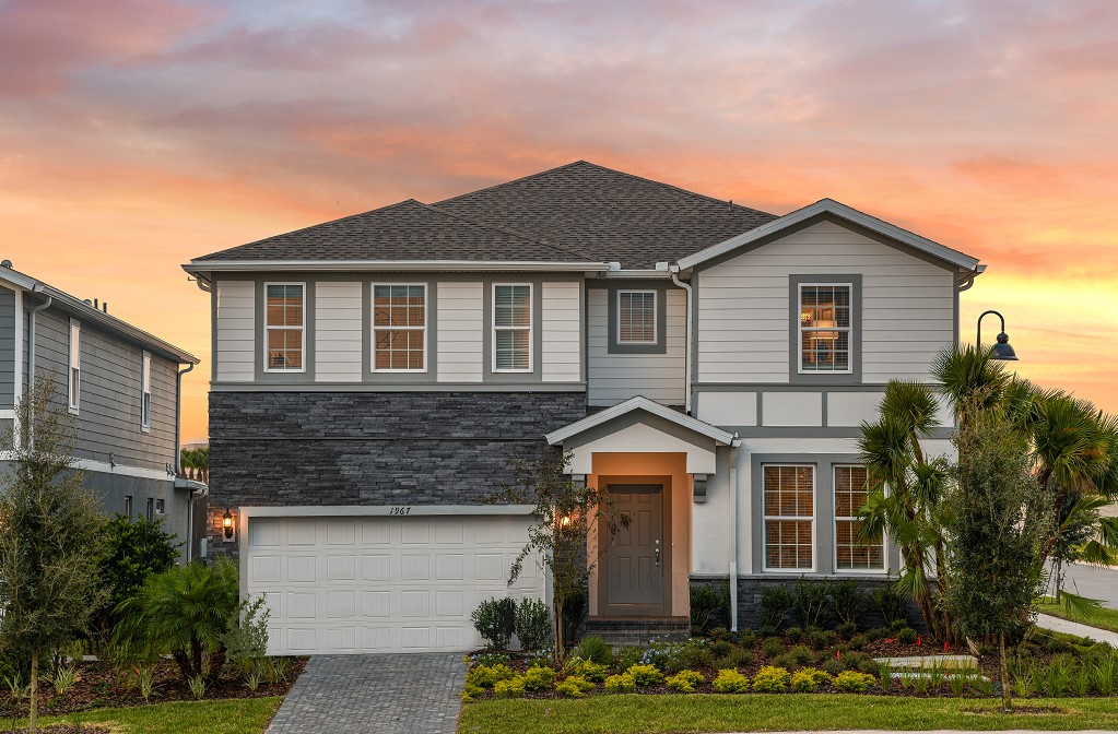 Los planos de planta varían desde unidades de casas adosadas de 5 habitaciones hasta este modelo Clearwater Grand de 10 habitaciones. Todas las casas, independientemente del tamaño, tienen piscina privada en el patio trasero y cocina al aire libre. (Cortesía de Pulte)