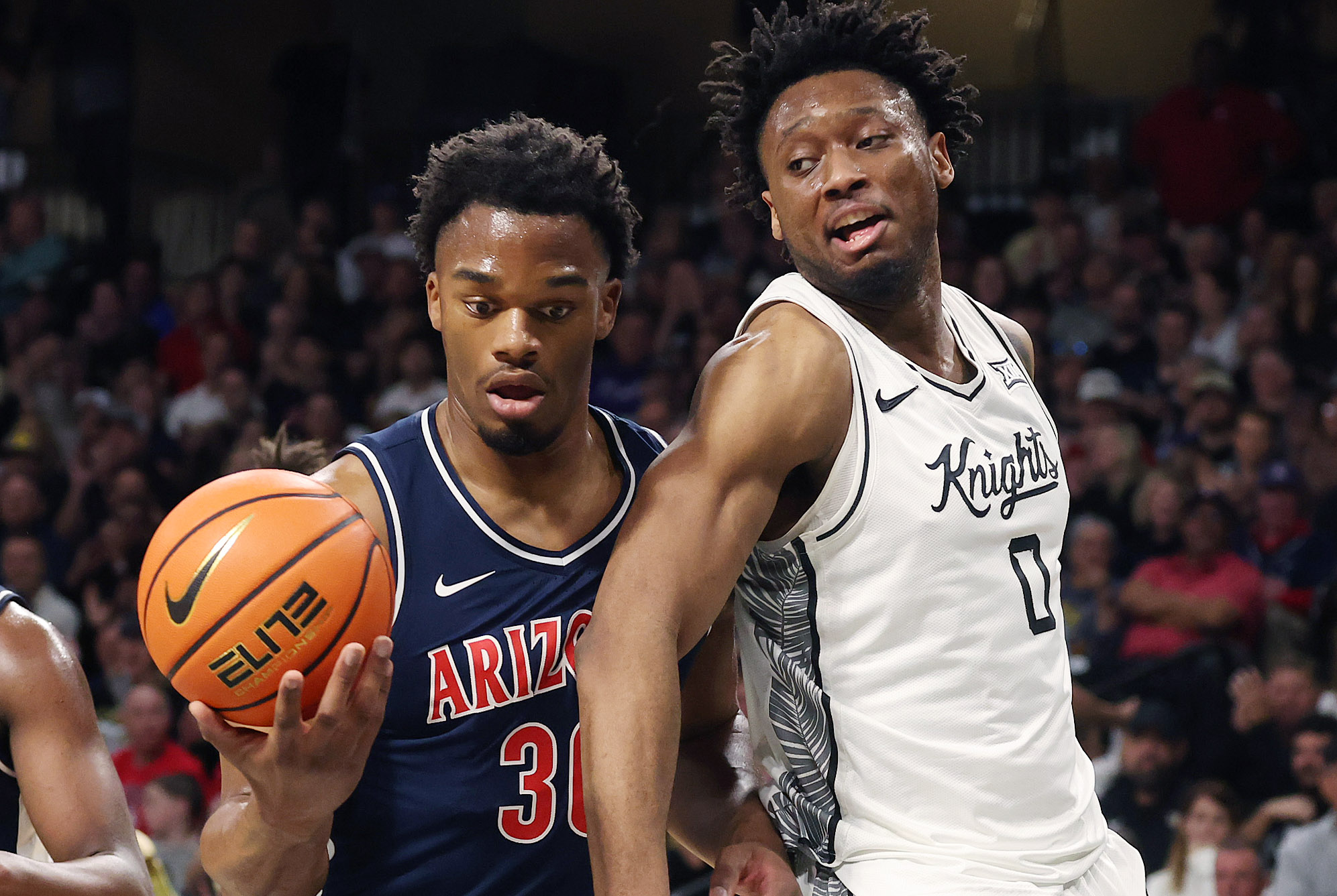El delantero de Arizona Tobe Awaka (30) toma el balón de UCF...