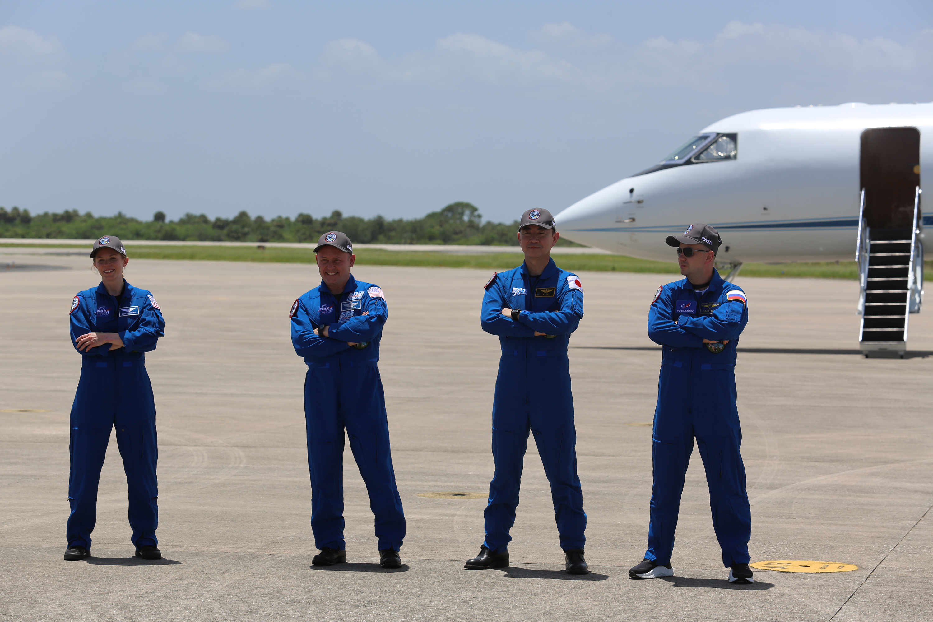 Los cuatro miembros de la Tripulación-11 llegan al Centro Espacial Kennedy el sábado 26 de julio de 2025 antes de su lanzamiento previsto para esta semana a la Estación Espacial Internacional. De izquierda a derecha están la astronauta y comandante de la NASA Zena Cardman, el astronauta y piloto de la NASA Michael Fincke, la astronauta de la JAXA Kimiya Yui y el cosmonauta de Roscosmos Oleg Platonov junto con su traductor. (Richard Tribou/Orlando Sentinel)