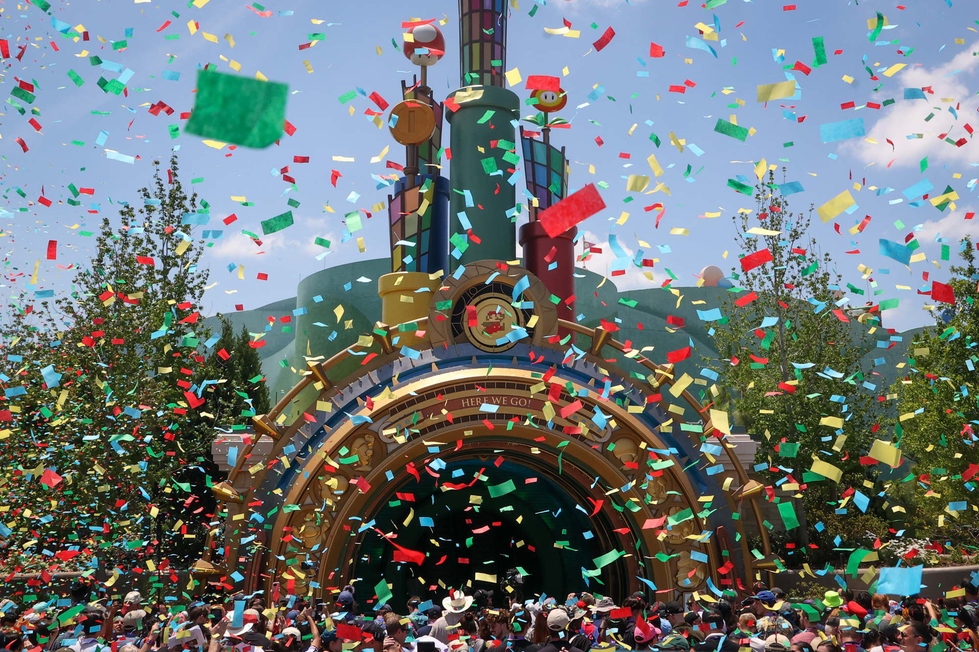 Llueve confeti sobre los invitados en la entrada de Super Nintendo...