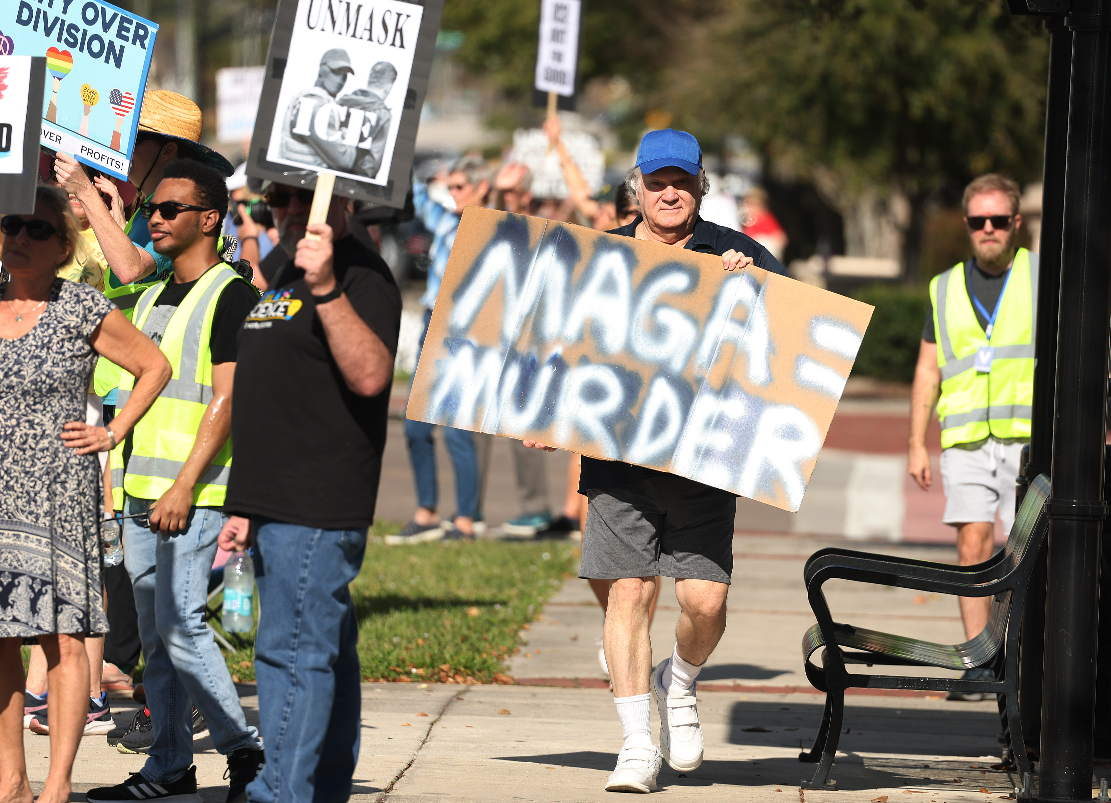 Los manifestantes cantan y sostienen carteles durante un 