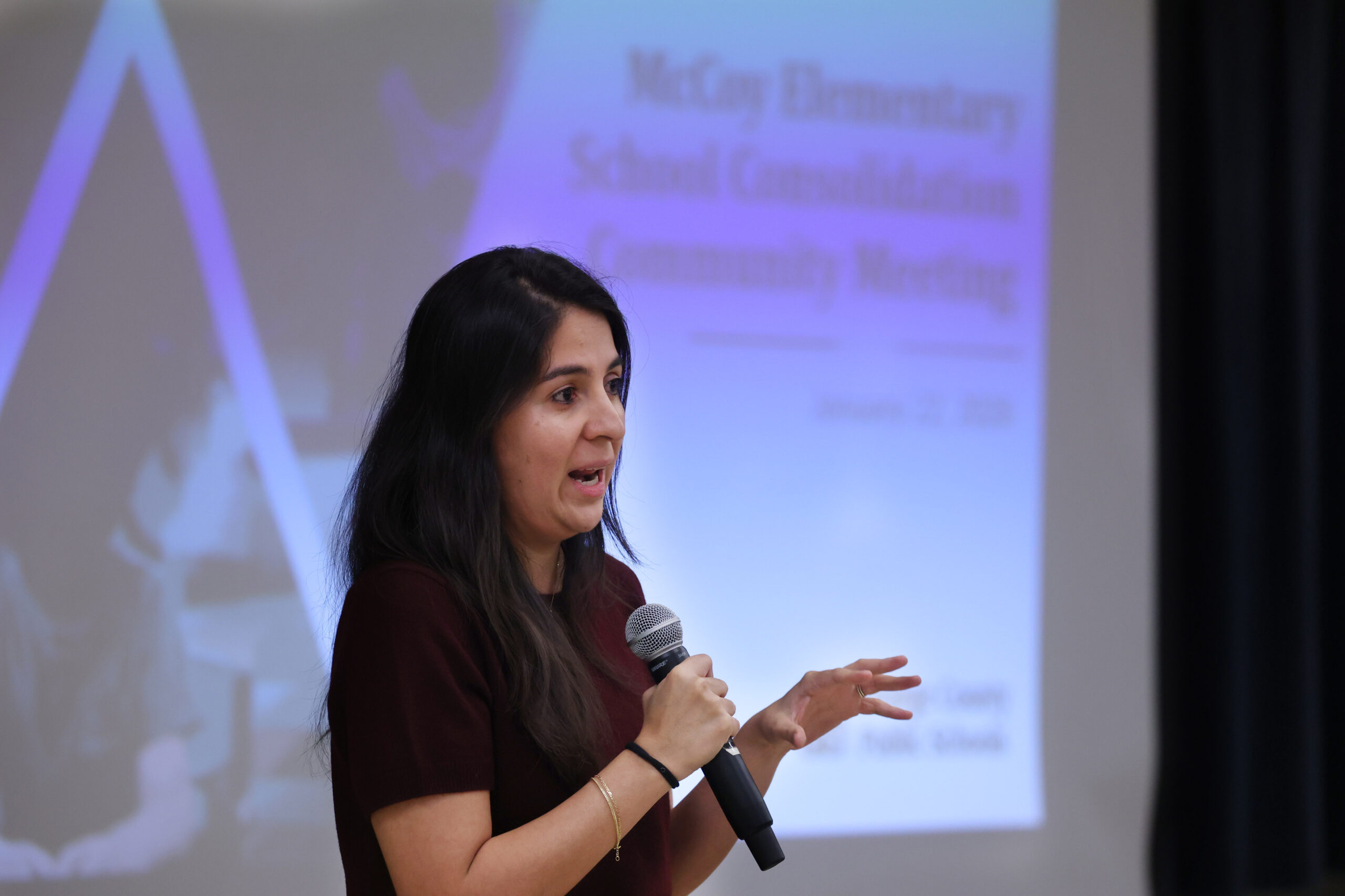 María Salamanca, miembro de la Junta Escolar del Condado de Orange, habla durante una reunión para discutir el cierre de escuelas en la Escuela Primaria McCoy en Orlando el jueves 22 de enero de 2026. Las Escuelas Públicas del Condado de Orange pueden cerrar la escuela como parte de un esfuerzo de consolidación. (Stephen M. Dowell/Orlando Sentinel)