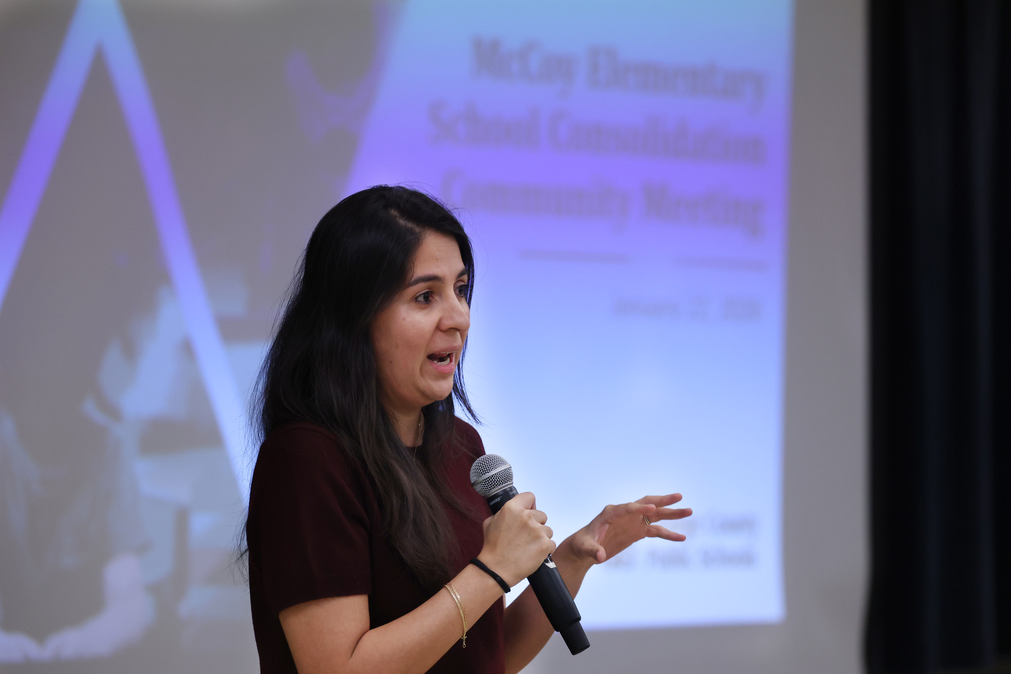 María Salamanca, miembro de la Junta Escolar del Condado de Orange, habla durante una reunión para discutir el cierre de escuelas en la Escuela Primaria McCoy en Orlando el jueves 22 de enero de 2026. Las Escuelas Públicas del Condado de Orange pueden cerrar la escuela como parte de un esfuerzo de consolidación. (Stephen M. Dowell/Orlando Sentinel)