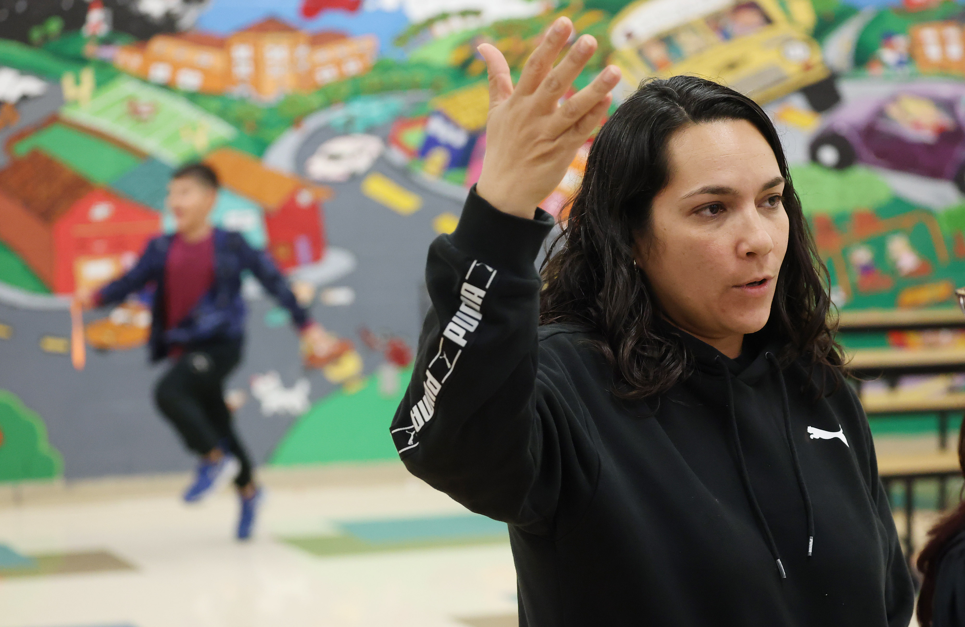 Karen Torres habla después de una reunión para discutir el cierre de escuelas en la Escuela Primaria McCoy en Orlando el jueves 22 de enero de 2026. Las Escuelas Públicas del Condado de Orange pueden cerrar la escuela como parte de un esfuerzo de consolidación. (Stephen M. Dowell/Orlando Sentinel)