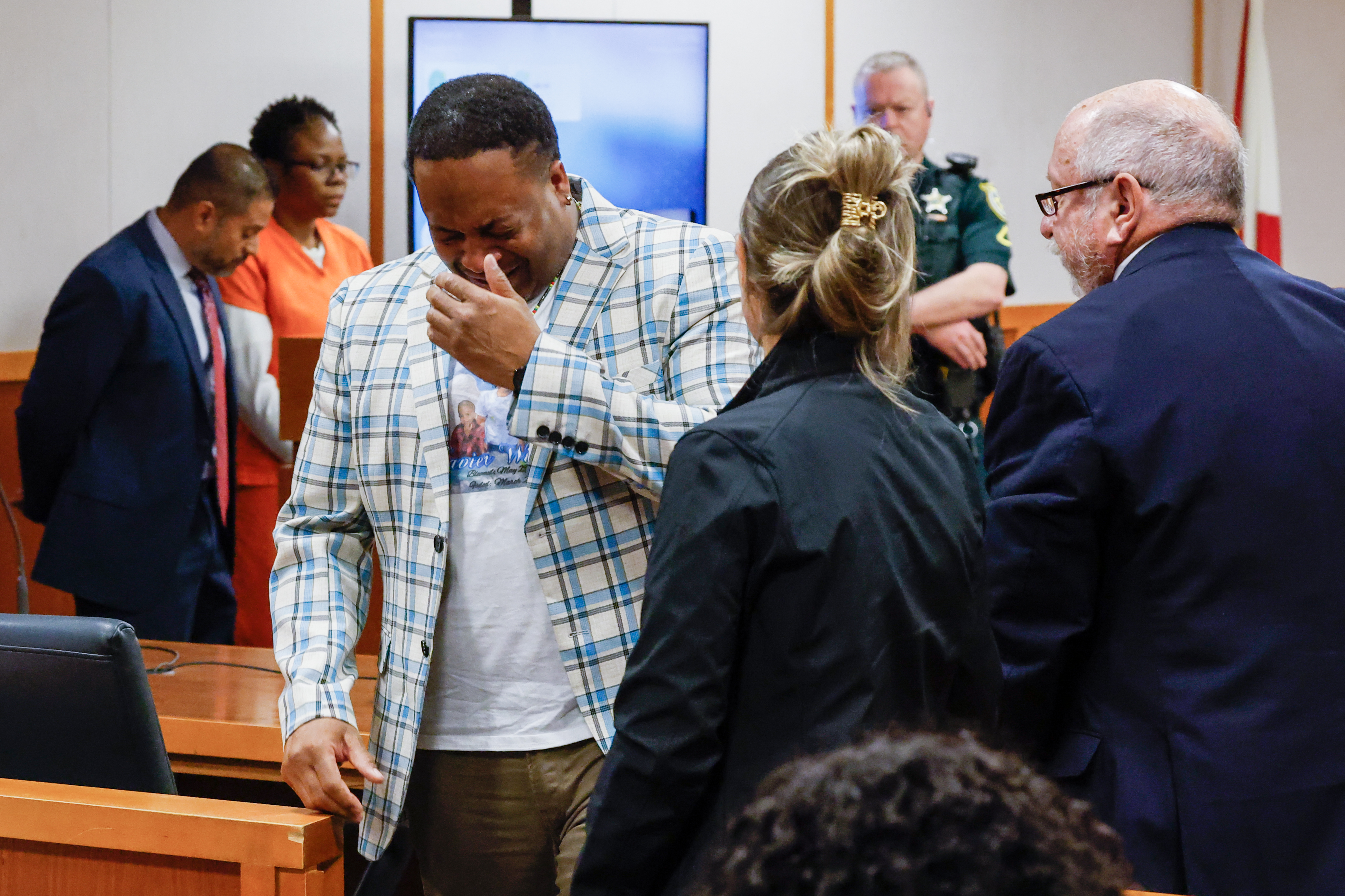 Un emocionado Keniel Williams, el padre de Xavier Williams, de 10 años, se seca las lágrimas y sale de la sala del tribunal después de dirigirse al juez de circuito Cary Rada durante una audiencia de sentencia en la que Kimberley Mills, una madre de Tavares acusada del horrible abuso y tortura de su hijo, se declaró culpable de los cargos en su contra en el tribunal del condado de Lake el miércoles 14 de enero de 2026. (Rich Pope/Orlando Sentinel)