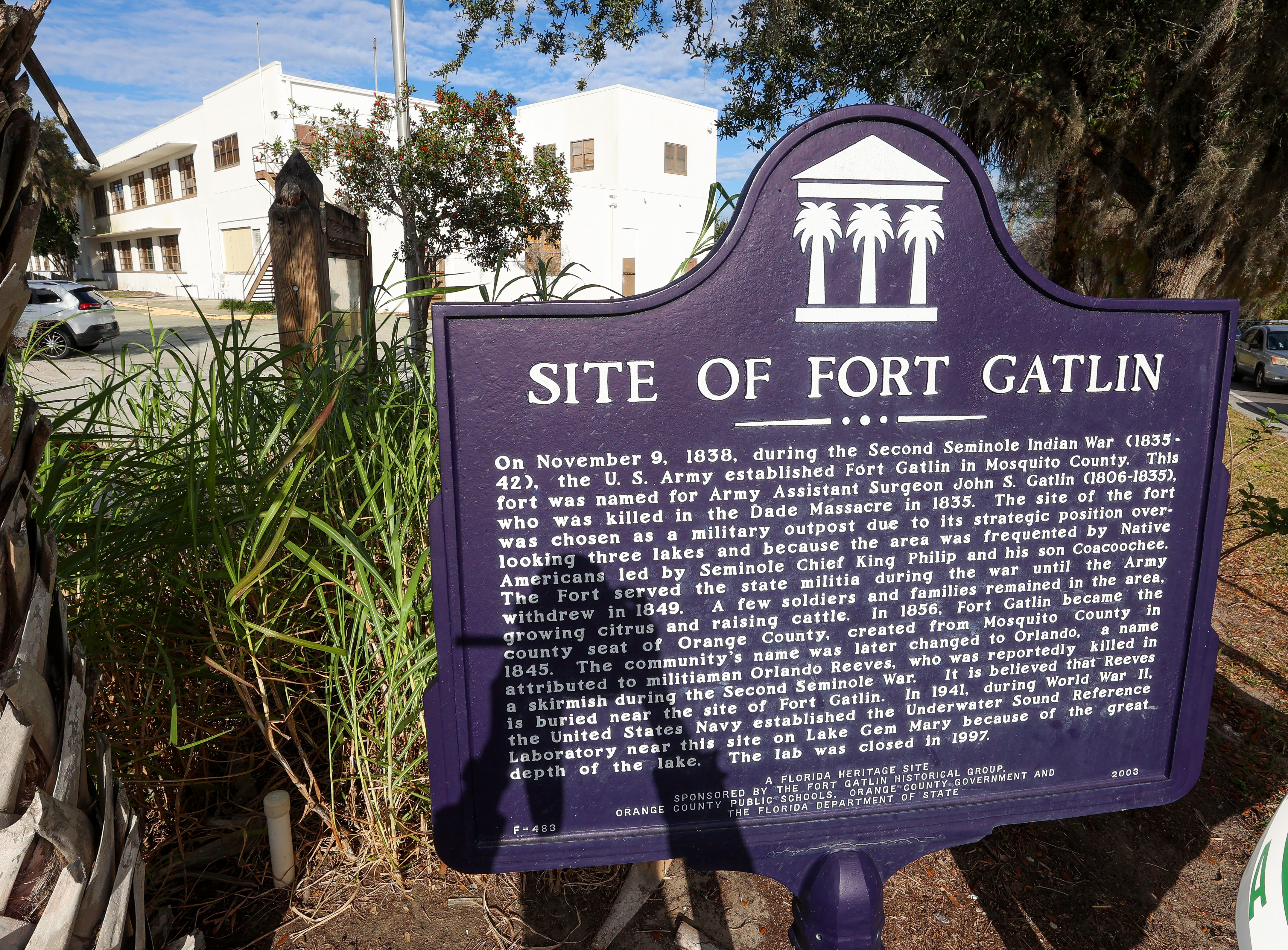 El marcador histórico frente al edificio abandonado de Fort Gatlin en Orlando, la pieza central de un esfuerzo vecinal de larga data para convertir la antigua base del ejército de los EE. UU. y el laboratorio de sonar de la Marina de los EE. UU. en un parque del condado, el jueves 15 de enero de 2025. (Joe Burbank/Orlando Sentinel)