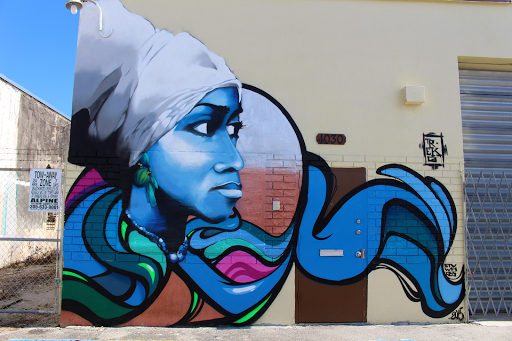 Una pintura retrata la cultura cubana en el Distrito Artístico Leah Arts.