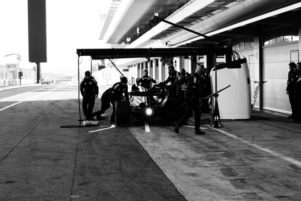 L'Audi R26 dans la pitlane de Barcelone.