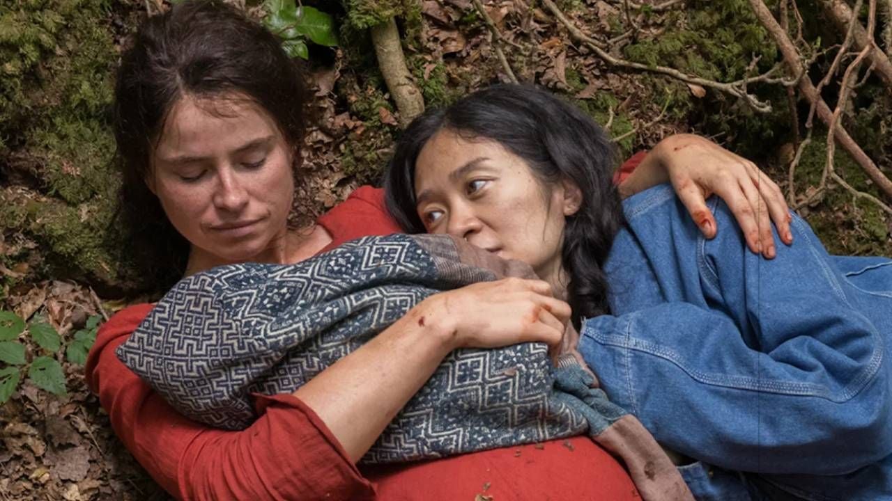 Jessie Buckley junto a Chloé Zhao en el rodaje de 'Hamnet'