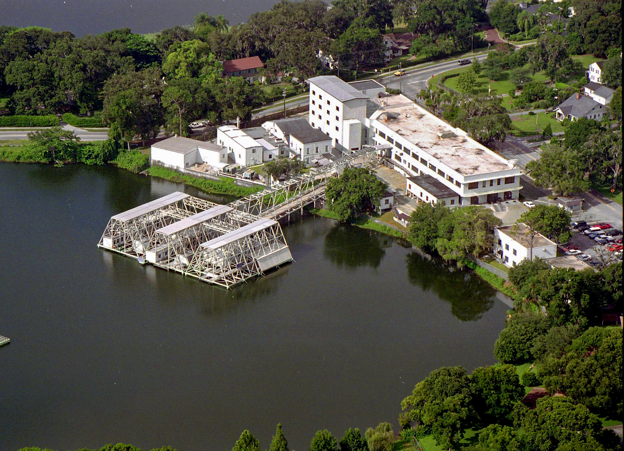 Fotografiada el 19 de abril de 2004, una vista aérea de la enorme estructura metálica en Fort Gatlin, que entonces era el laboratorio de sonar de la Marina de los EE. UU., en el lago Gem Mary en Orlando. (Joe Burbank/Orlando Sentinel)