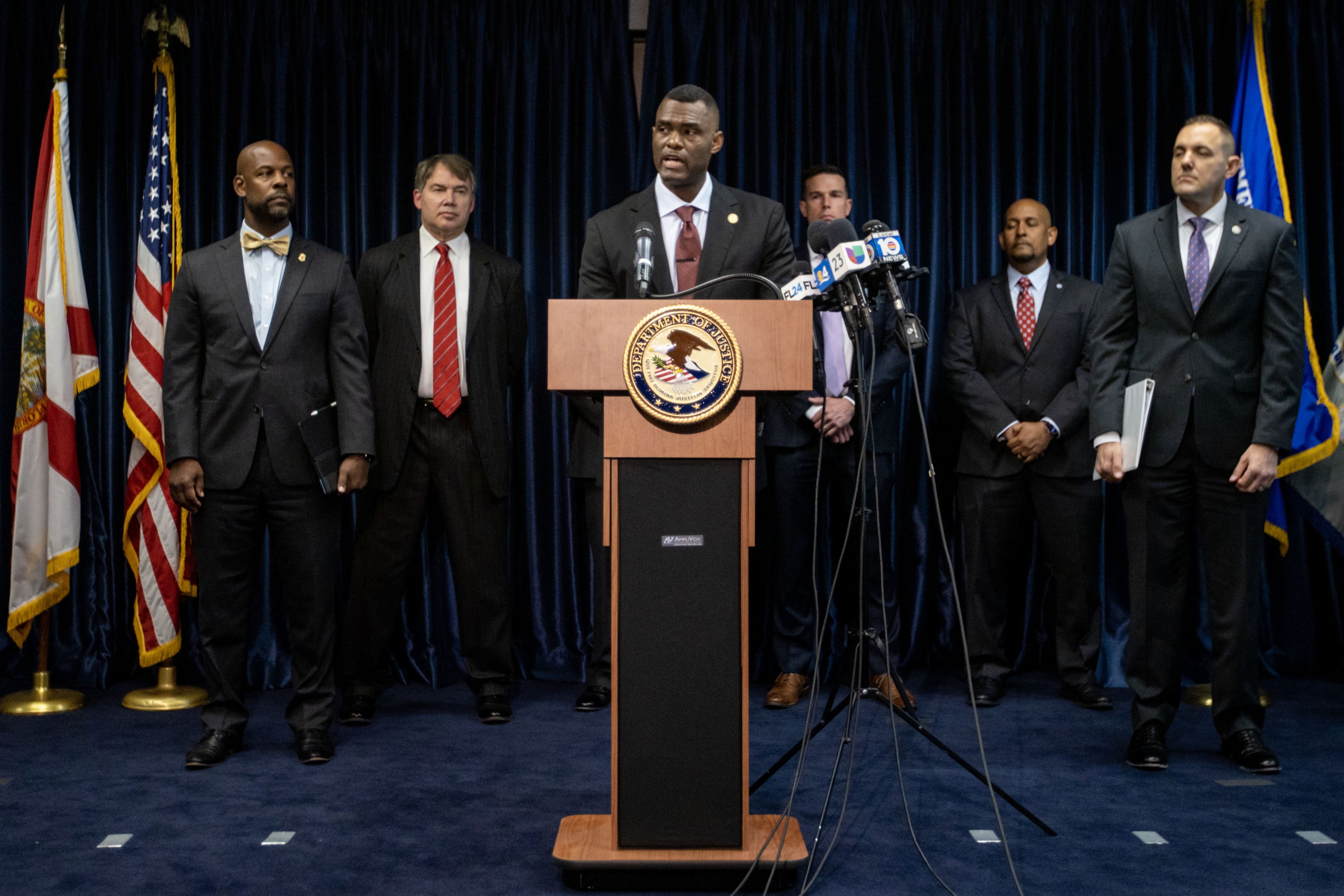 El fiscal federal Markenzy Lapointe habla con los medios de comunicación en Miami en enero de 2023 sobre una red de operadores de escuelas de enfermería de Florida que permitían a los estudiantes comprar diplomas sin la formación adecuada. La investigación federal ha dado lugar a cargos contra 30 personas, lo que coloca la supervisión estatal de las escuelas de enfermería en un foco incómodo. (D.A. Varela/Miami Herald)