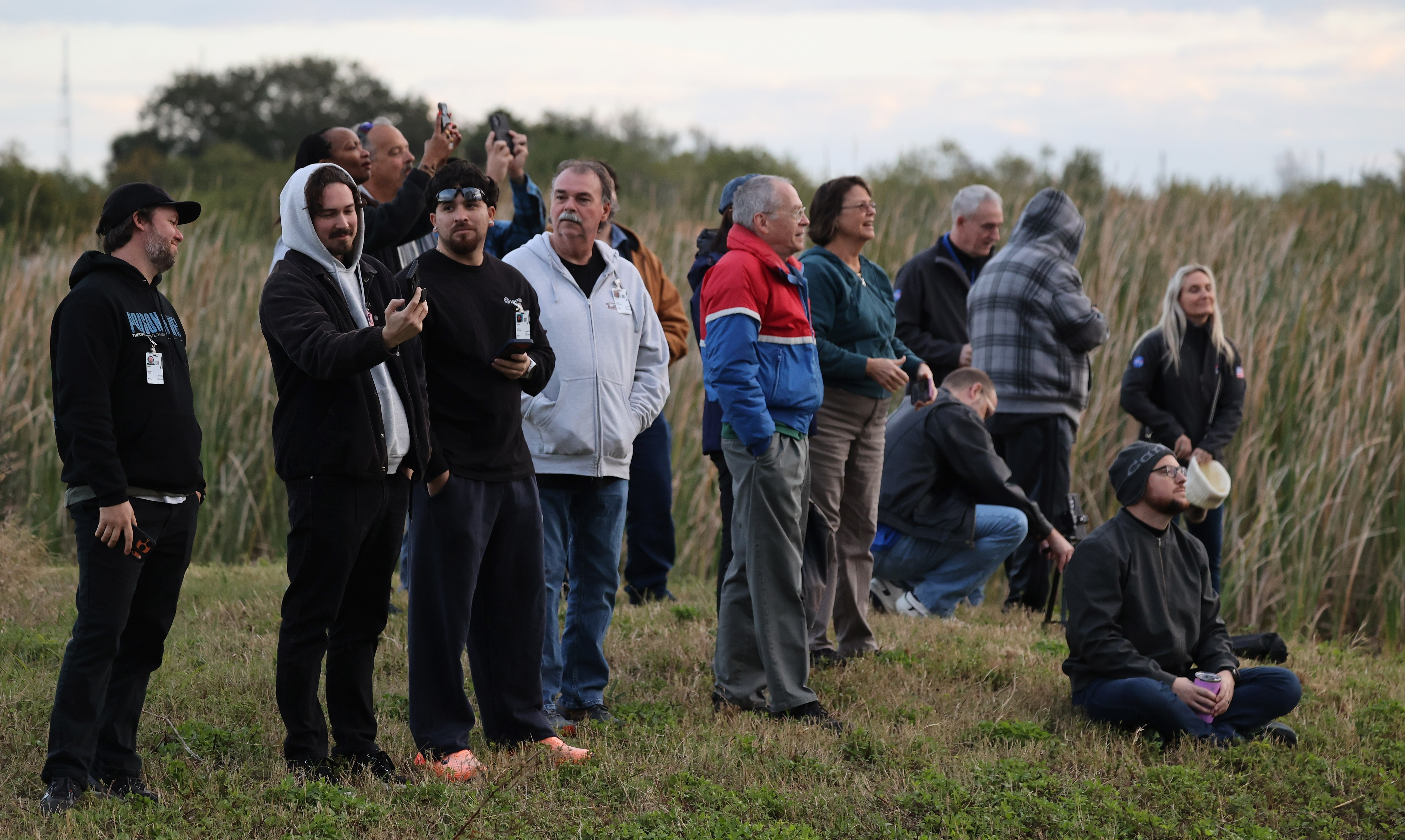 La gente observa cómo el cohete Artemis II sale del edificio de ensamblaje de vehículos para lanzar el complejo 39-B en el Centro Espacial Kennedy, el sábado 17 de enero de 2026. (Ricardo Ramírez Buxeda/Orlando Sentinel)