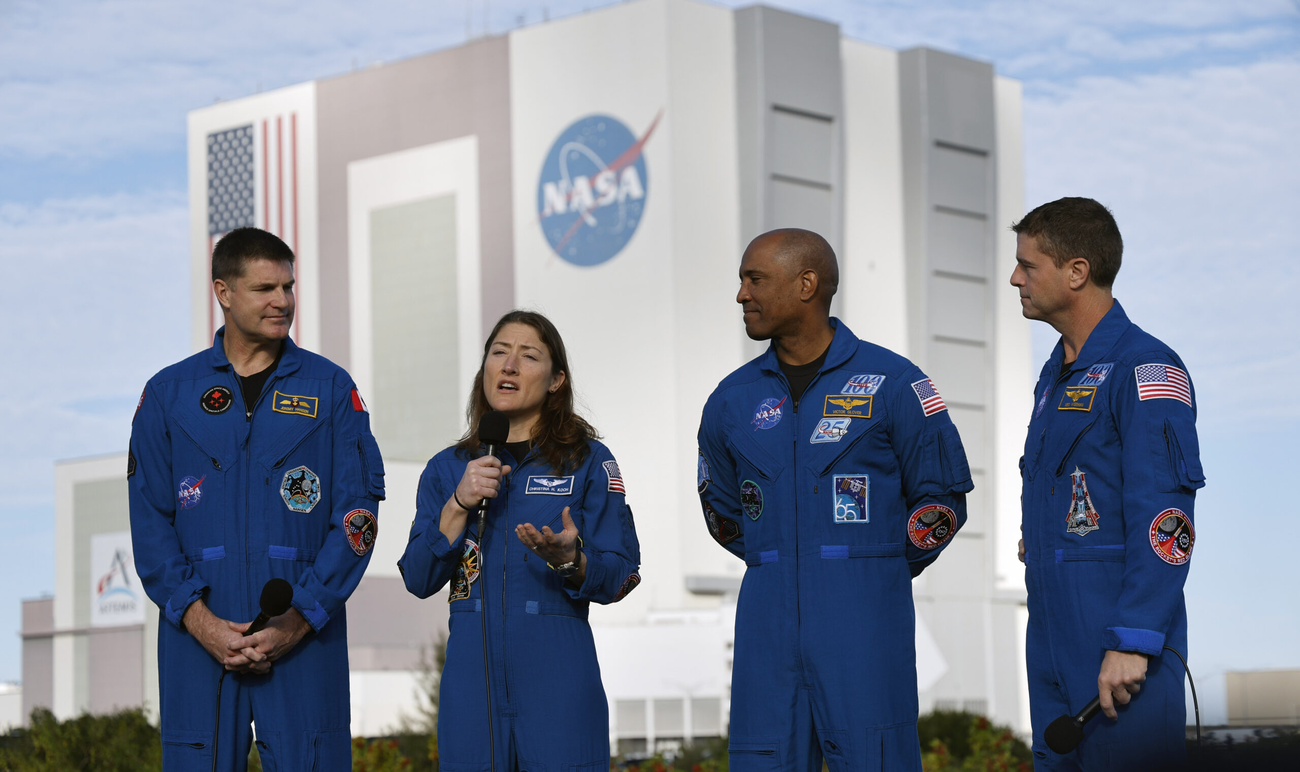De izquierda a derecha, tripulación de Artemis II: Jeremy Hansen, especialista de misión, Agencia Espacial Canadiense; Christina Koch, especialista en misiones, NASA; Víctor Glover, piloto, NASA; y Reid Wiseman, comandante de la nave espacial, NASA; hable con los medios de comunicación mientras el cohete Artemis II se dirige al Complejo de Lanzamiento 39-B en el Centro Espacial Kennedy, el sábado 17 de enero de 2026. (Ricardo Ramírez Buxeda/Orlando Sentinel)