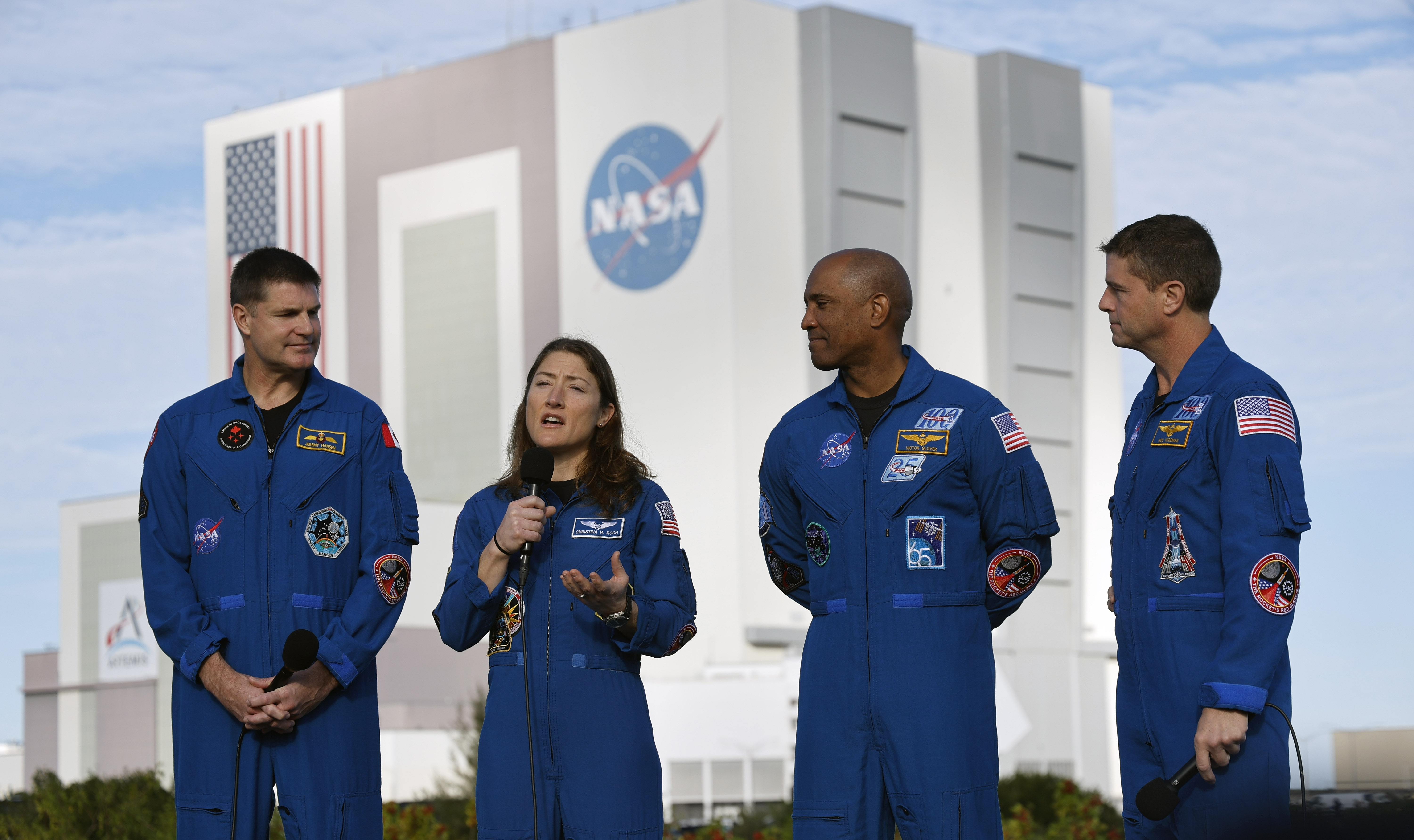De izquierda a derecha, tripulación de Artemis II: Jeremy Hansen, especialista de misión, Agencia Espacial Canadiense; Christina Koch, especialista en misiones, NASA; Víctor Glover, piloto, NASA; y Reid Wiseman, comandante de la nave espacial, NASA; hable con los medios de comunicación mientras el cohete Artemis II se dirige al Complejo de Lanzamiento 39-B en el Centro Espacial Kennedy, el sábado 17 de enero de 2026. (Ricardo Ramírez Buxeda/Orlando Sentinel)