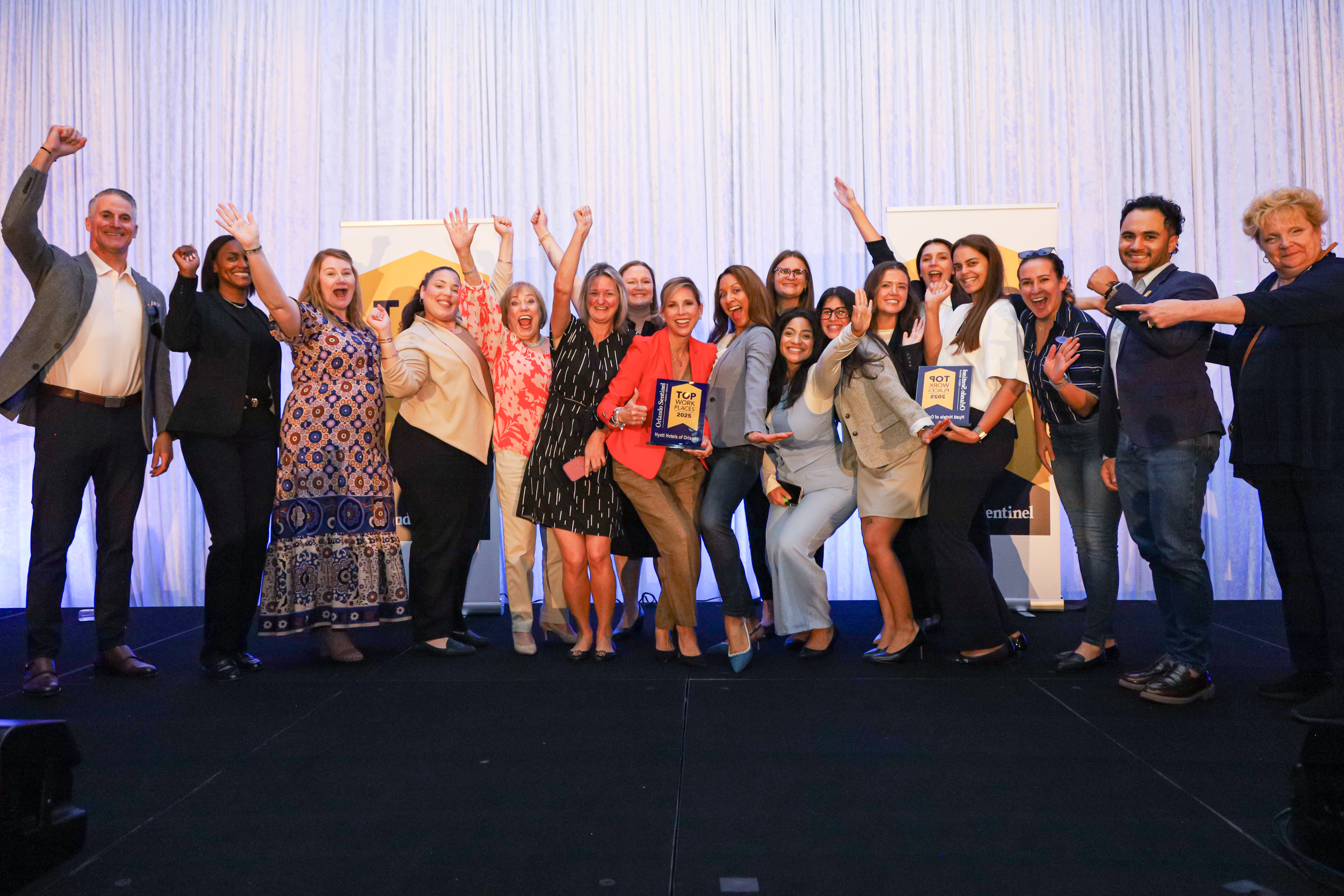 El equipo de Hyatt Hotels of Orlando celebra haber sido galardonado con los Mejores Lugares para Trabajar en la Florida Central el viernes 19 de septiembre de 2025. Para la lista de ganadores de 2025, se pidió a más de 5,000 organizaciones que encuestaran a sus empleados y, según los comentarios de la encuesta de las empresas participantes, 130 obtuvieron el reconocimiento como los Mejores Lugares para Trabajar de Orlando Sentinel en la Florida Central. (DfilmK)