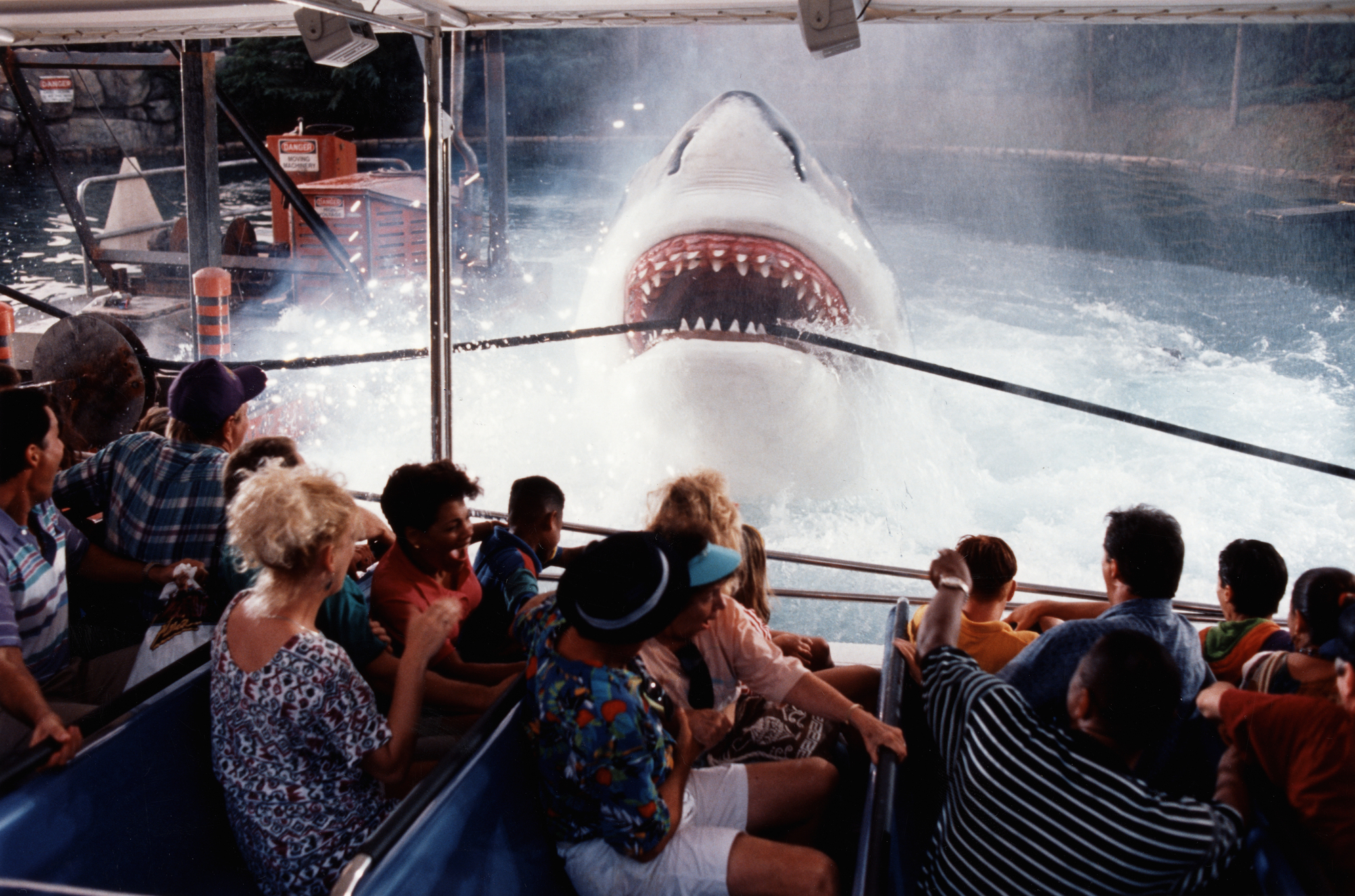 El gran tiburón blanco de 32 pies y 3 toneladas en Universal Studio's 