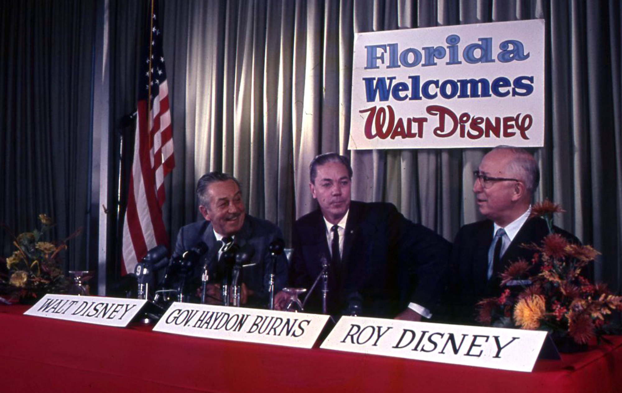 En noviembre de 1965, Walt Disney, el gobernador de Florida, Haydon Burns, y...