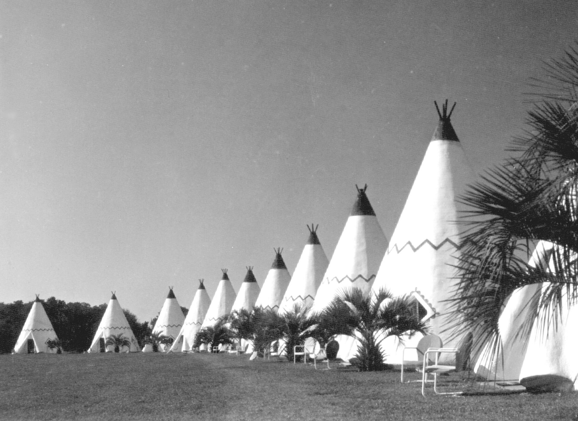 Un fotógrafo del Departamento de Comercio de Florida capturó una vista del Wigwam Village Motel de Orlando en 1956. Fue demolido en 1973. (Archivos estatales de Florida) - Crédito original: Archivos estatales de Florida - Fuente original: Archivos estatales de Florida
