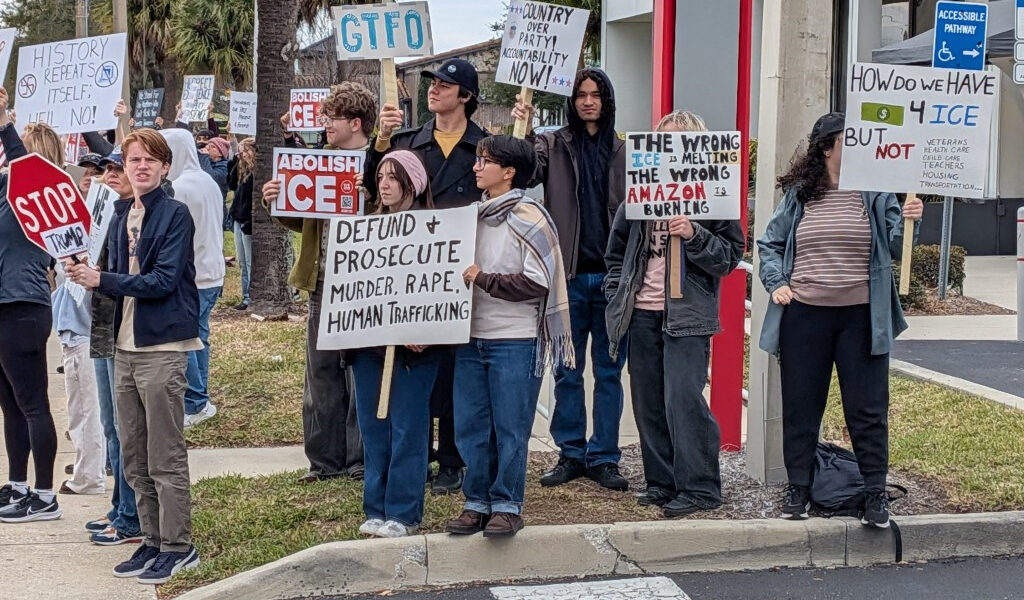 Protesta contra ICE en el centro de Orlando atrae a más de 1.000 personas