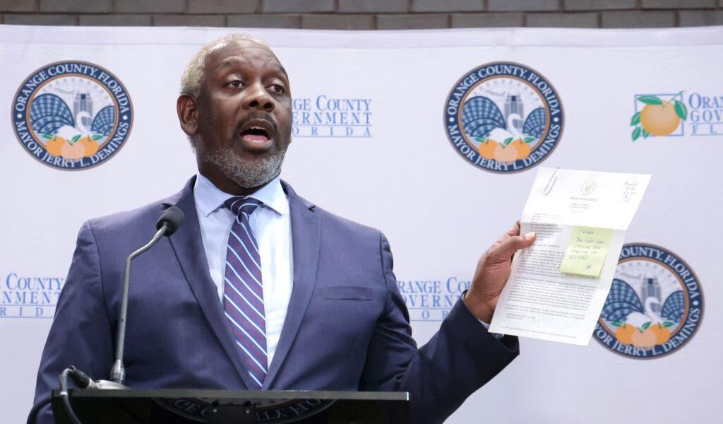 El Condado de Orange limitará el número de detenidos por ICE en la cárcel y detendrá la práctica de ICE de trasladar a personas dentro y fuera