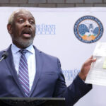 El Condado de Orange limitará el número de detenidos por ICE en la cárcel y detendrá la práctica de ICE de trasladar a personas dentro y fuera