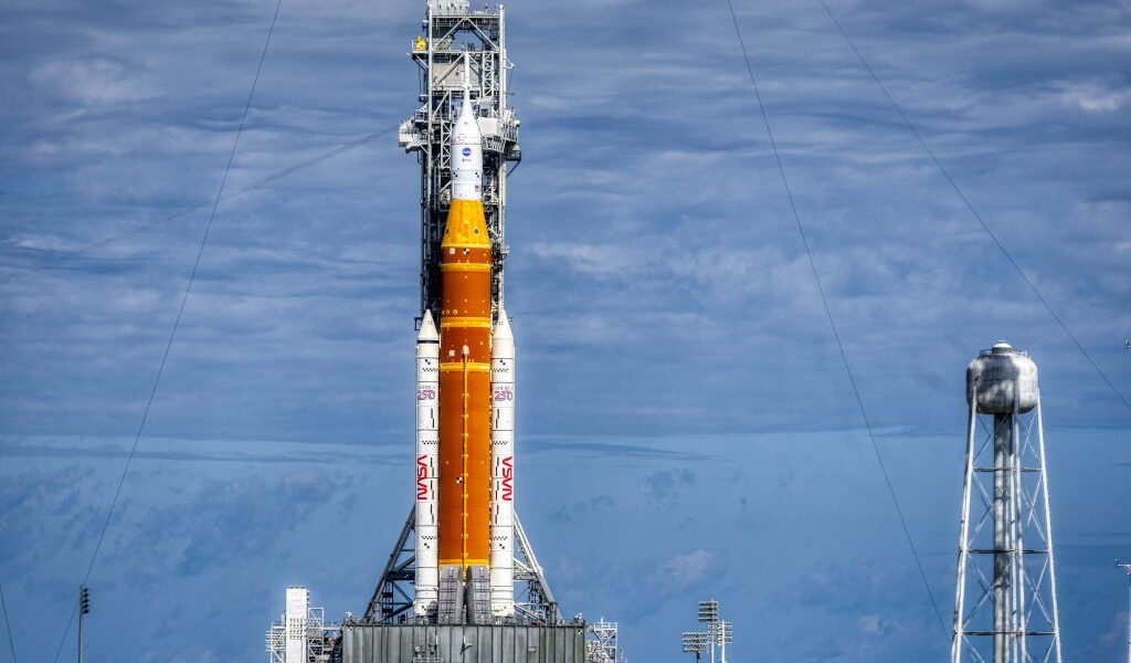 Después de la torpe prueba de Artemisa, el Congreso presta atención a un nuevo llamado para confiar en compañías como SpaceX y Blue Origin