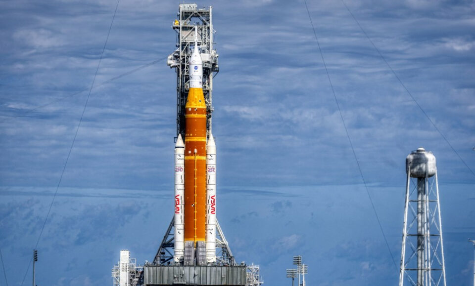 Después de la torpe prueba de Artemisa, el Congreso presta atención a un nuevo llamado para confiar en compañías como SpaceX y Blue Origin