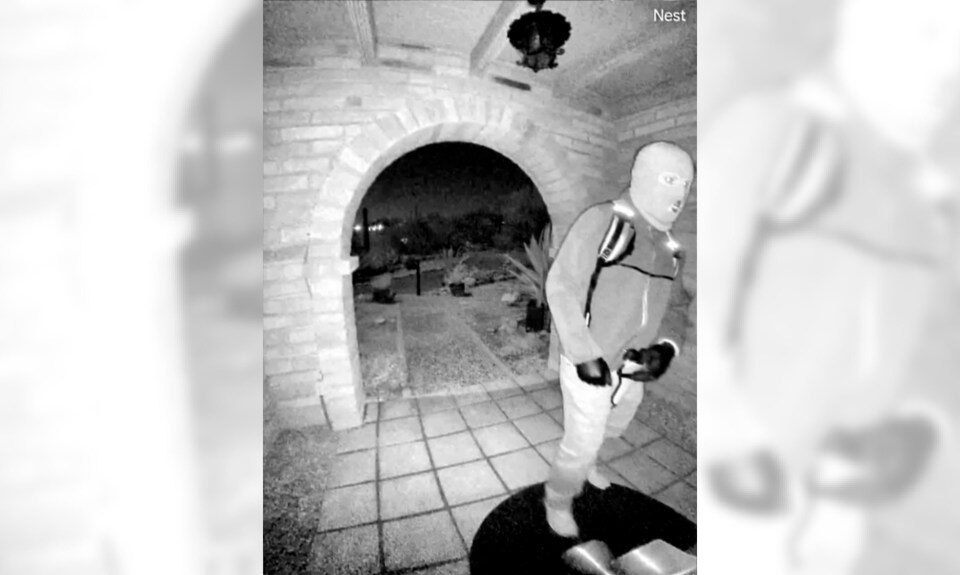 El FBI publica las primeras imágenes de vigilancia de una persona enmascarada en el porche de Nancy Guthrie