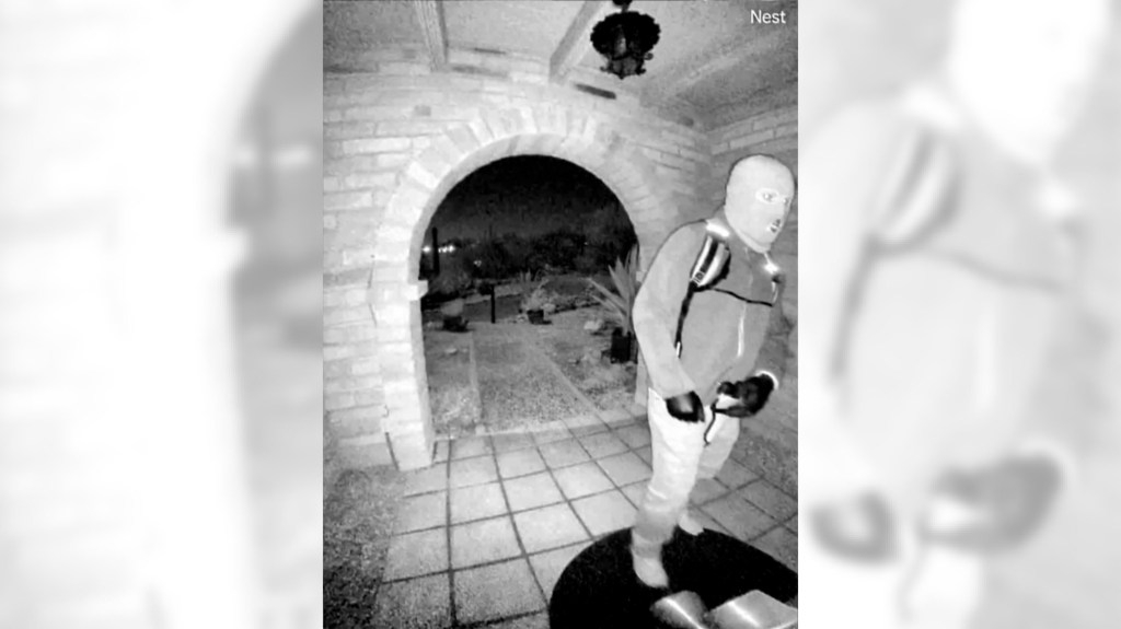 El FBI publica las primeras imágenes de vigilancia de una persona enmascarada en el porche de Nancy Guthrie