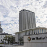 El gobernador de Florida podría tildar a grupos de terroristas, alarmando a los defensores de la libertad de expresión