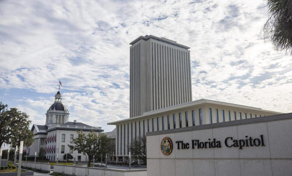 El gobernador de Florida podría tildar a grupos de terroristas, alarmando a los defensores de la libertad de expresión